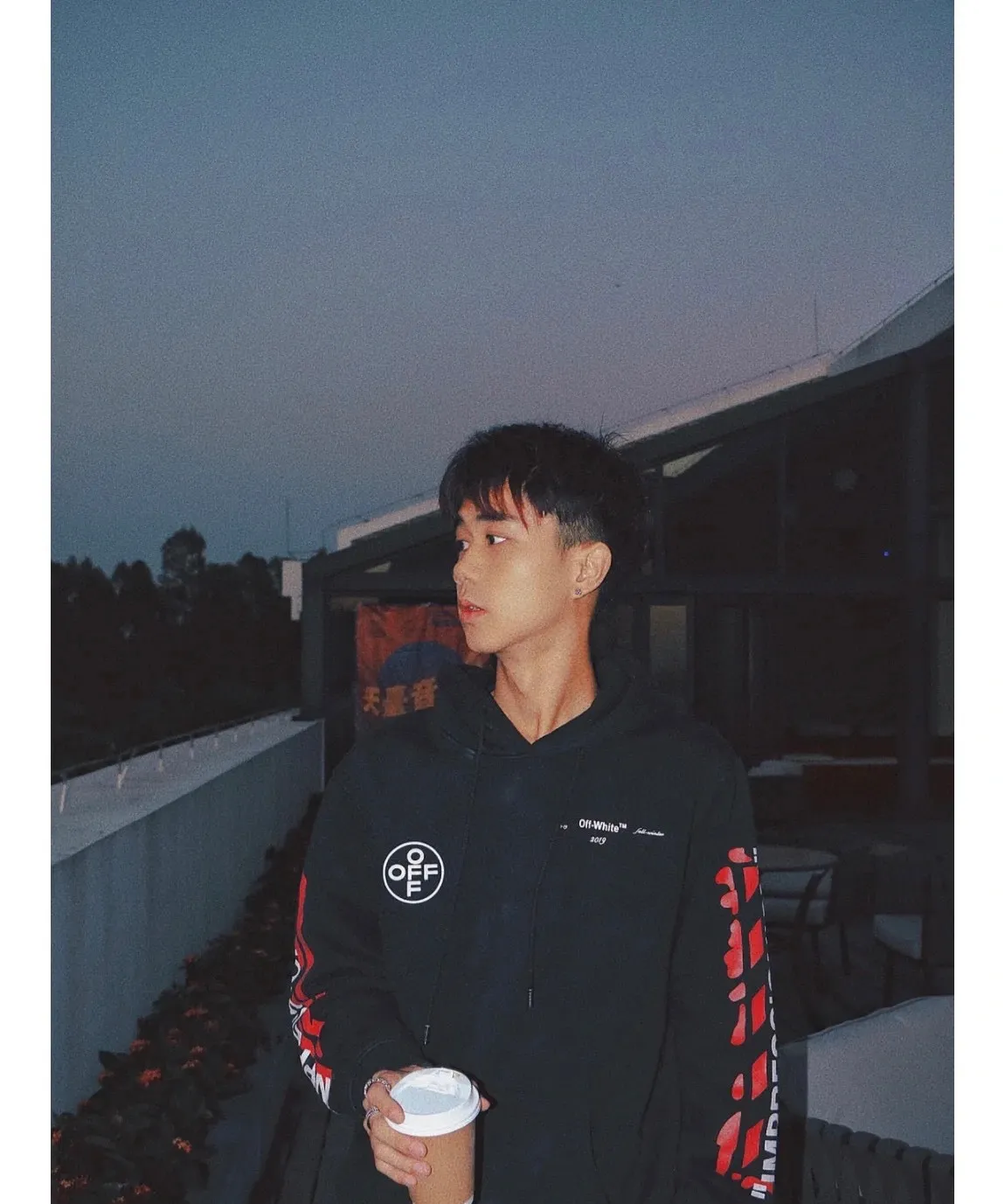 ♻️💯Upper body reference model picture❤️Top tested version OFF-WHITE (OW) 99 pink oil graffiti for men and women, pure cotton same style loose pullover hooded sweatshirt jacket zipper, professional handmade dot printing, delicate and full, strong color layering, breathable printing and not sticky! The gradient of the layers is clear, the texture and texture are visible, the fabric and printing are completely combined, and the frosted feel is delicate. The fabric is made of 460g fish scale terry cotton fabric, which has a full drape. Customized zipper pull with OFFWHITE metal engraving on it and a concave feel. This is a must-see for identification. The hat rope pendant clock has metal engravings. This is a detail that is easily overlooked.  Like Monet's oil paintings, it has always occupied the top sales list on major domestic and foreign platforms, and offline stores can also be said to be often out of stock.  Couple matching, personalized and trendy! The style is elegant and classic, versatile for daily use. Couple style 👫 Can be worn by both men and women P: 390